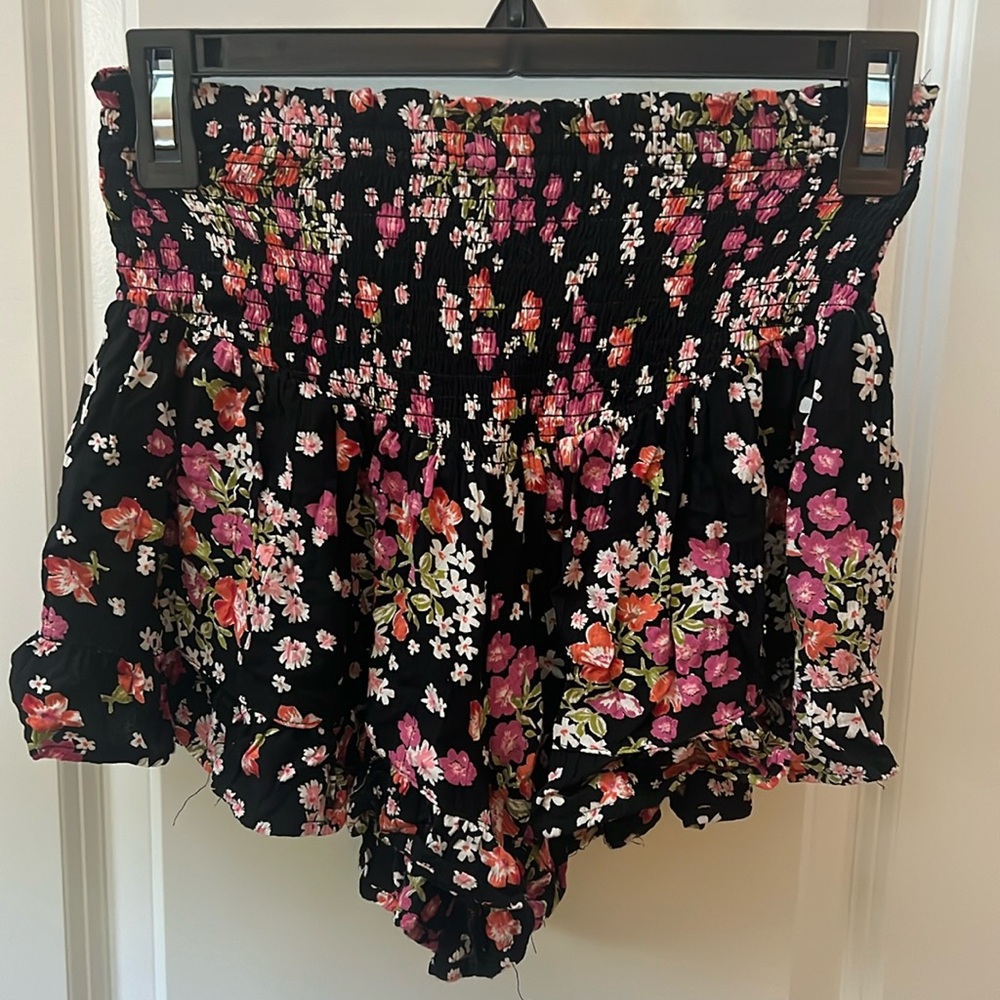Flowey black with flowers Juniors small shorts